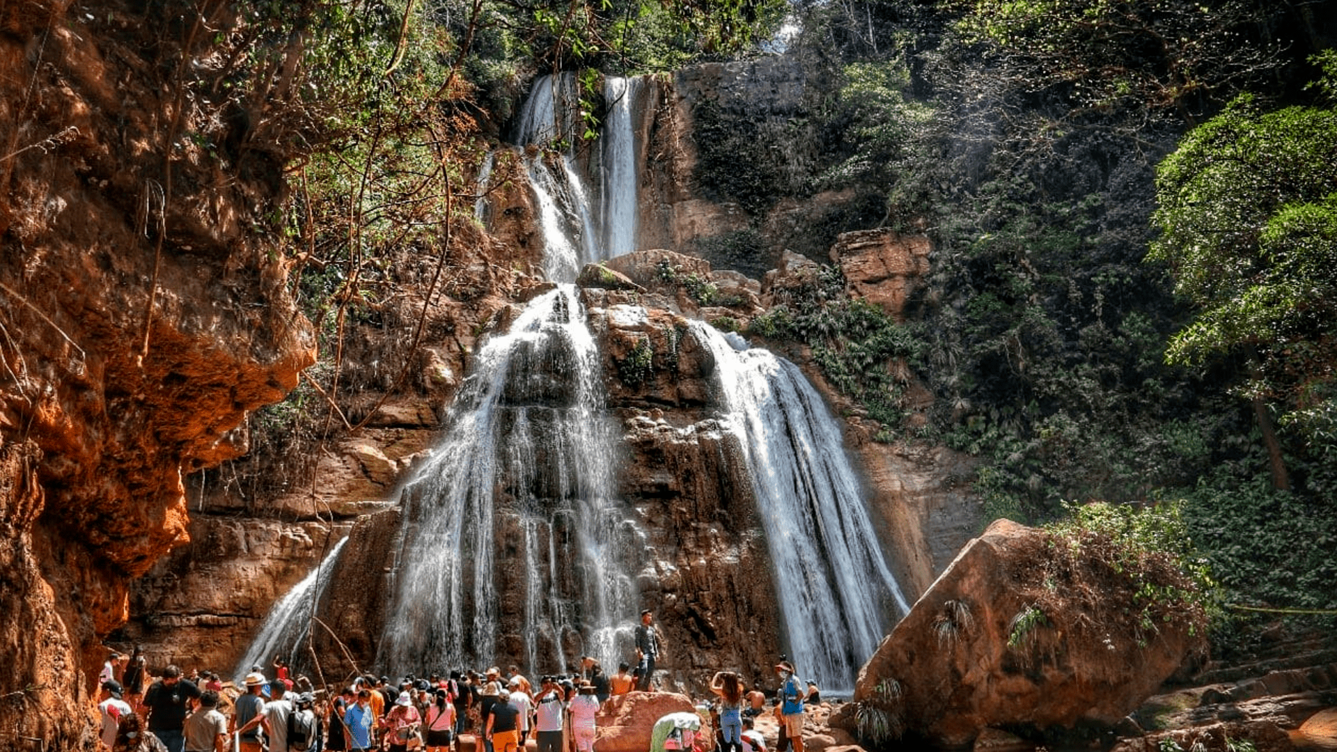 Catarata en Chanchamayo, Selva Central del Perú, rodeada de abundante vegetación.